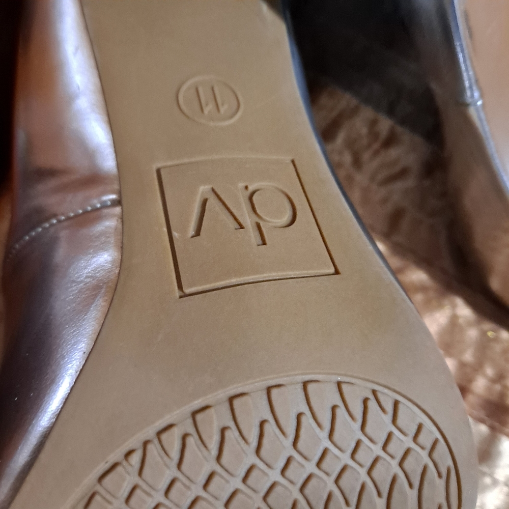 Shoe - Picture 3 of 6
